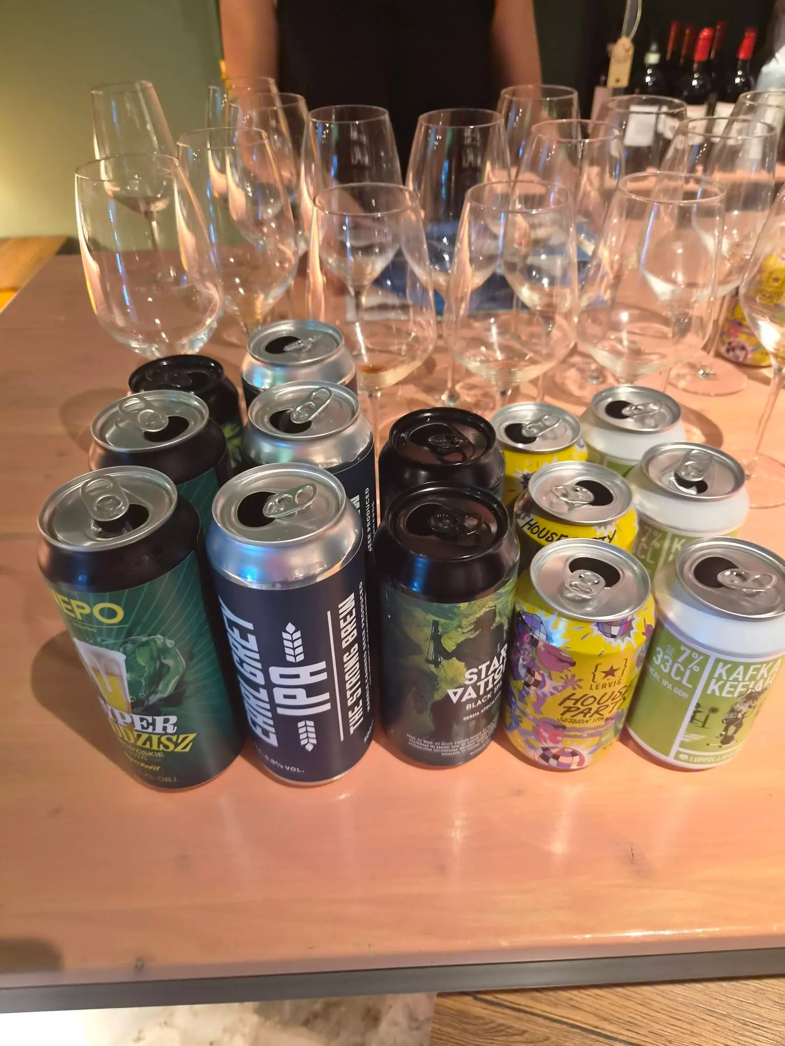 Dettaglio di un calice di birra luppolata durante la degustazione estiva alla IBS