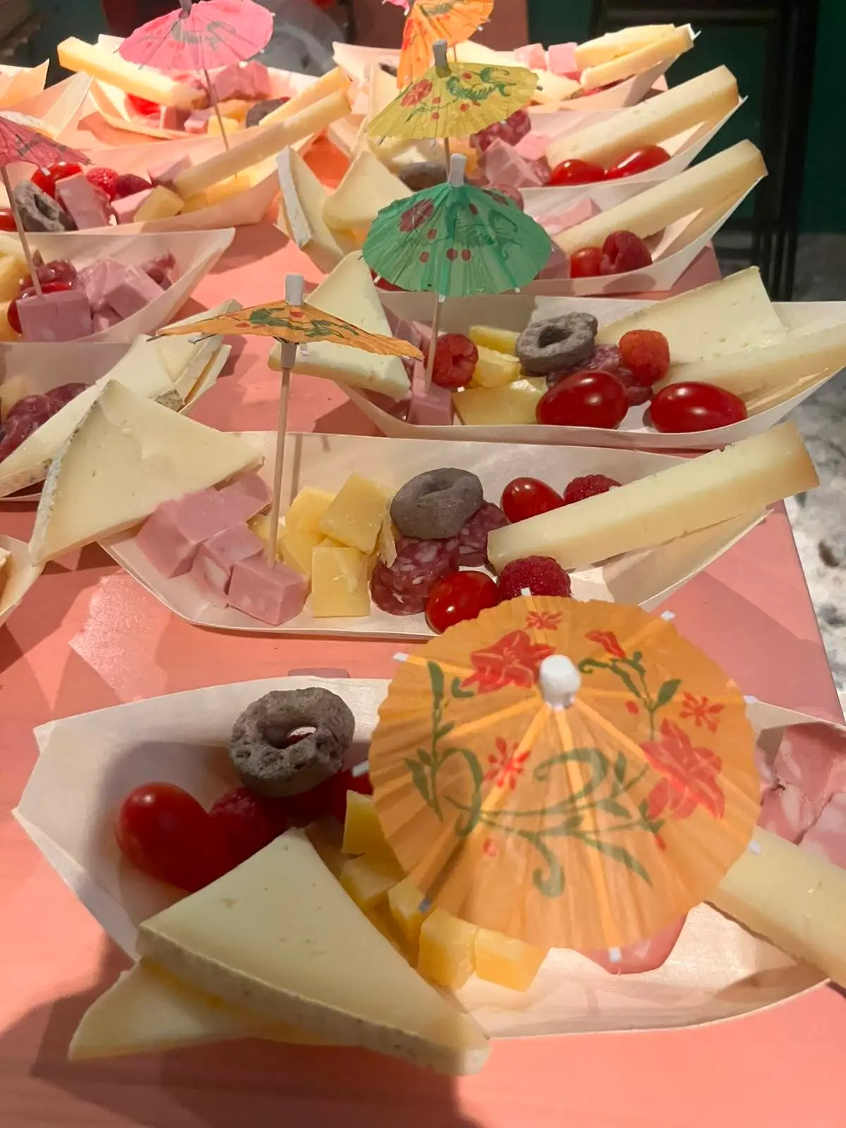 Abbinamento estivo tra birre acide e una fantasia di formaggi e salumi presso Italian Beer School