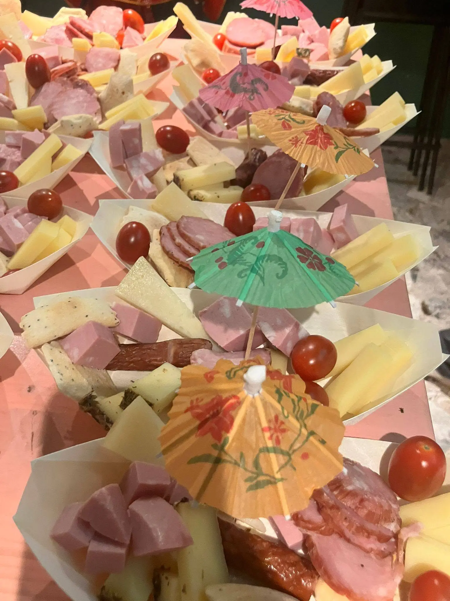 Tagliere di formaggi e salumi selezionati per la sfida gastronomica con le sfumature di luppolo
