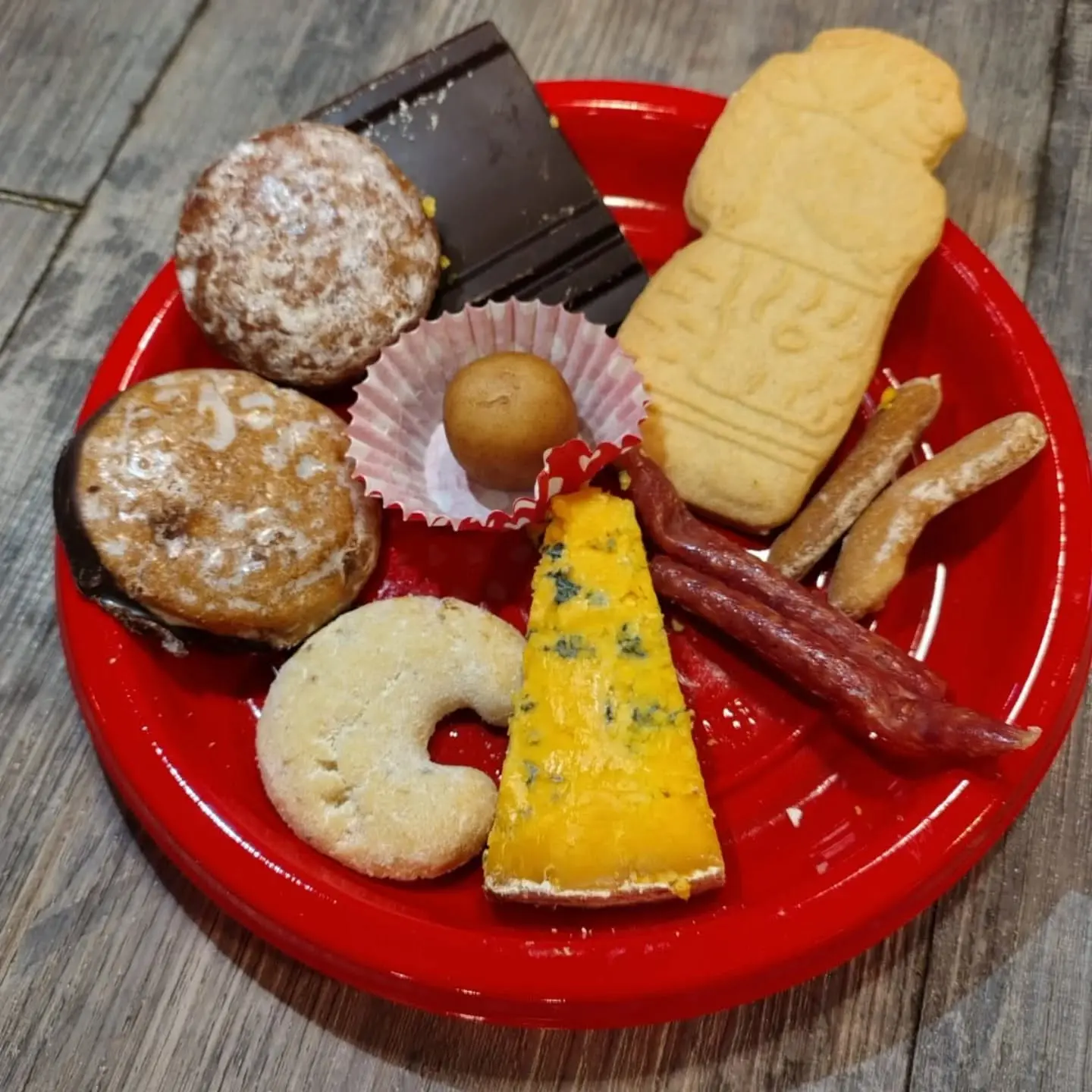 Piatto con dolci tipici della tradizione natalizia e salumi e formaggi