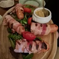 Abbinamento gustoso salsicce e birra artigianale a La Degna Tana