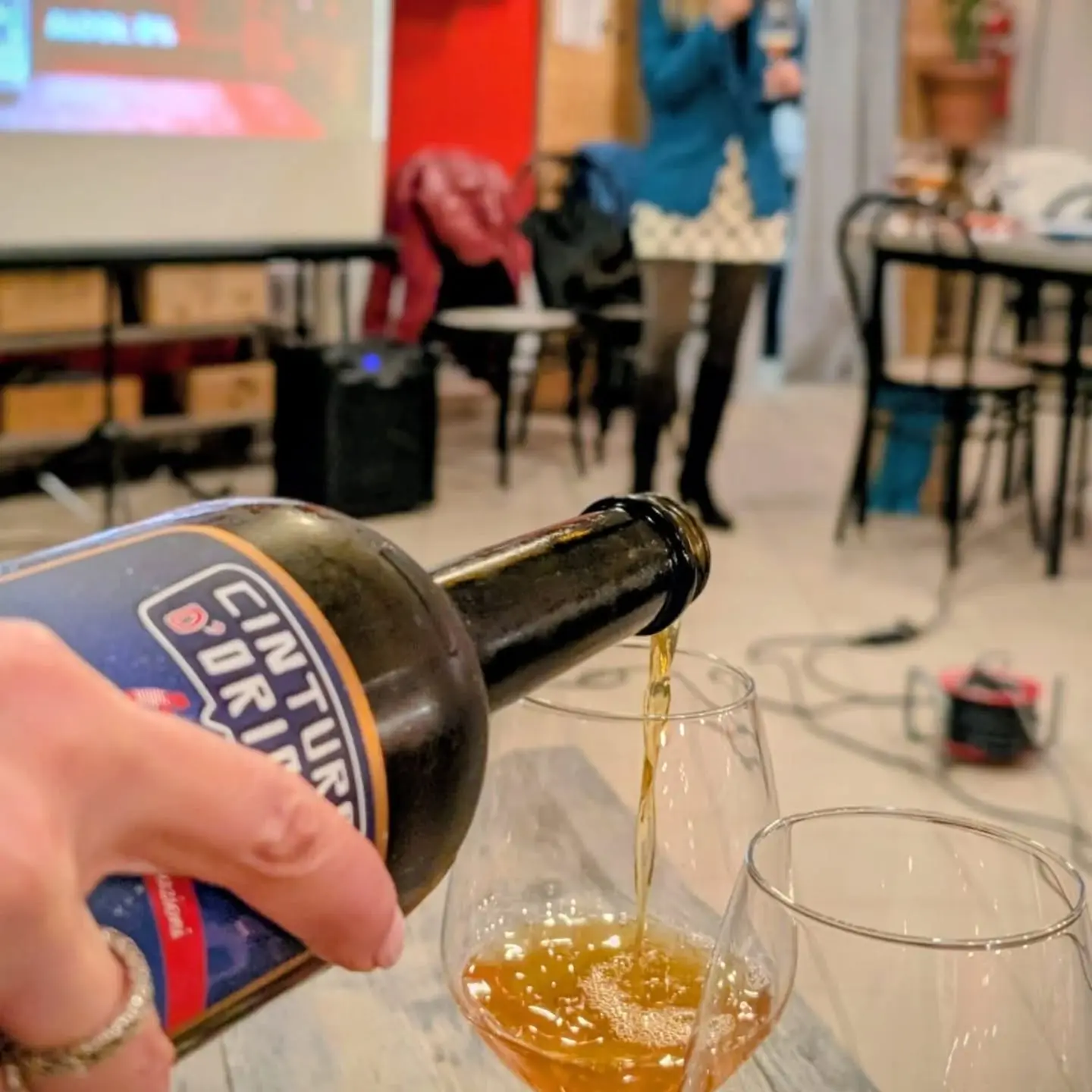 Dettaglio di una birra di Natale speziata con riflessi ambrati
