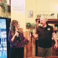 Spiegazione e divertimento durante la degustazione di abbinamento cibo birra a Pistoia