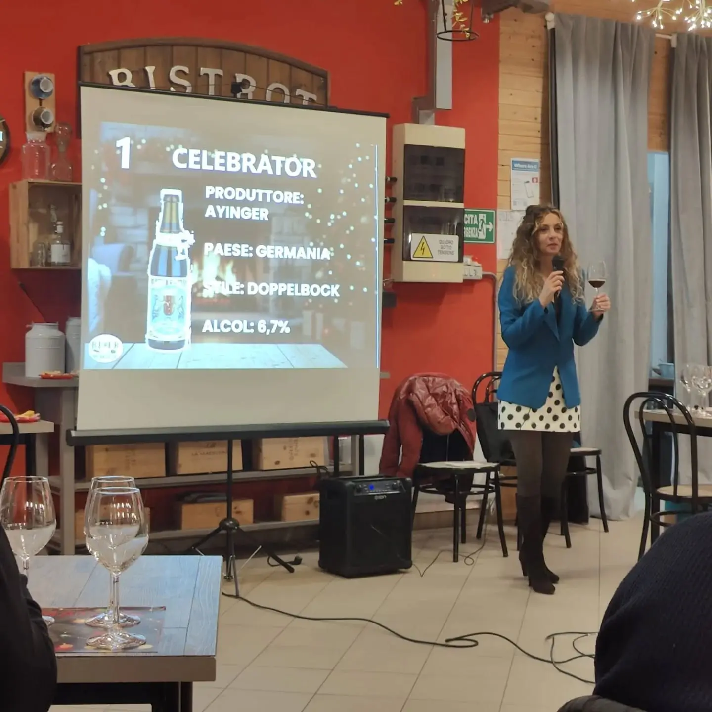 Erica spiega le tradizioni delle birre di Natale presso IBS Firenze