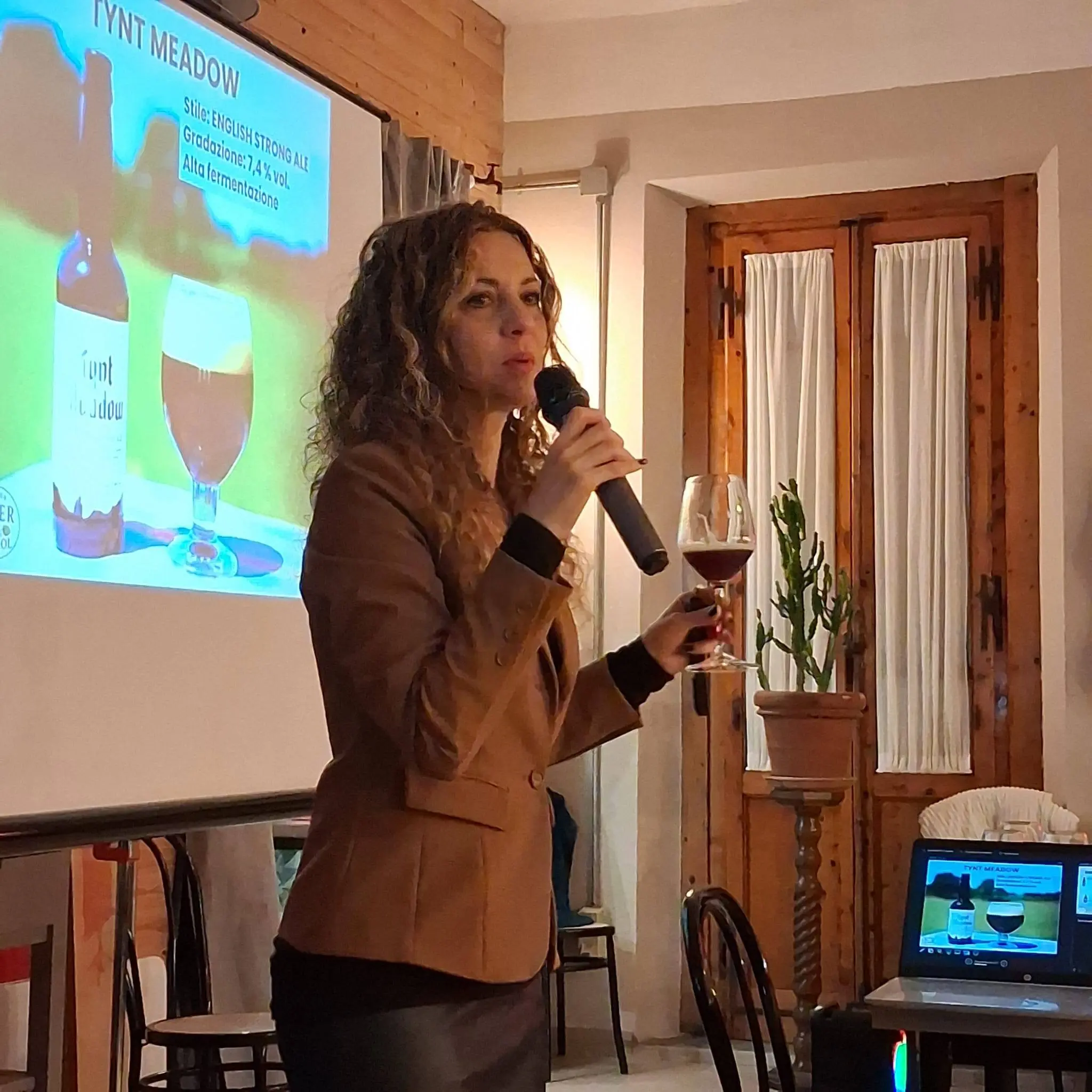 Docente spiega la birra trappista durante la degustazione a Firenze presso italian beer school