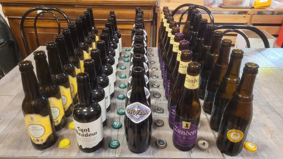 Bottiglie iconiche dell'evento sui monaci trappisti