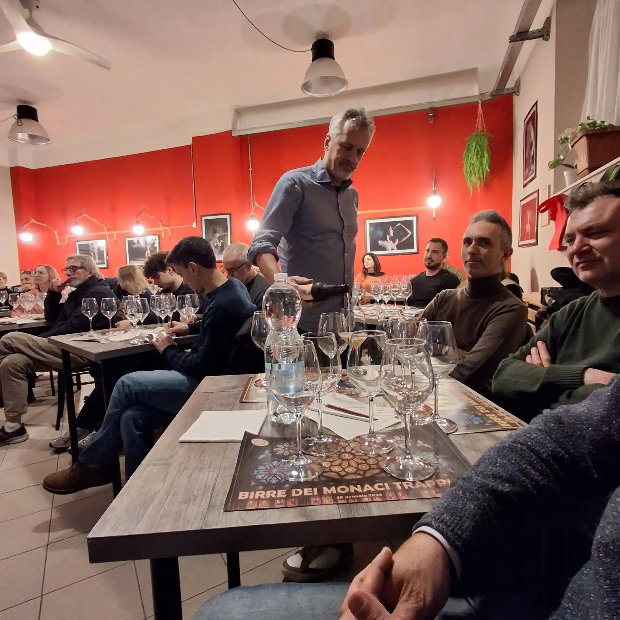 Bottiglie iconiche dell'evento sui monaci trappisti