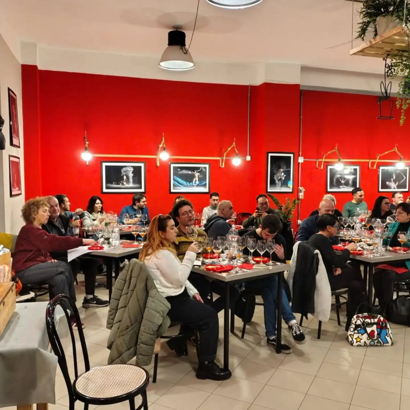 Pubblico interessato e divertito serata tasting kerstenbier birre da caminetto
